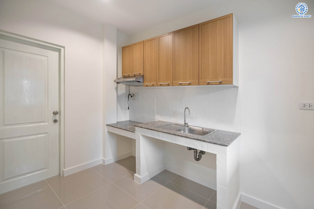 บ้านมือสองตกแต่งใหม่ โครงการ ไลฟ์ บางกอก บูเลอวาร์ด พระราม5 ตกแต่งหรูหรา เนื้อที่ 52.3 ตร.ว. ฟังก์ชัน 3 ห้องนอน 3 ห้องน้ำ 1 ห้องอเนกประสงค์ จอดรถได้ 2 คัน บนทำเลเชื่อมต่อเมือง ใกล้รถไฟฟ้าสายสีม่วง "สถานีแยกติวานนท์" จุดขึ้นทางด่วน "ศรีรัช" และรายล้อมด้วยสิ่งอำนวยความสะดวกครบ